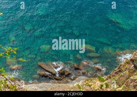 Herrliche Aussicht vom Hügel von Corniglia, Blick hinunter auf das blau türkisfarbene Meer der Cinque Terre Küstenregion in Ligurien, Italien. Big Rocks... Stockfoto