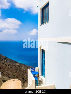 Griechische Feiertage, kleiner Balkon mit blauem Tisch und Stühlen mit Blick auf die Ägäis Stockfoto