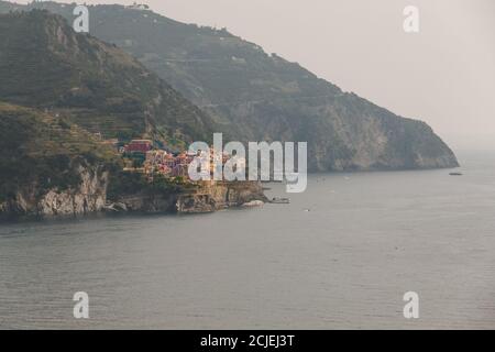Panoramablick auf Manarola, vom beliebten Aussichtspunkt Belvedere di Santa Maria in Corniglia aus gesehen. Corniglia ist eines der mittelalterlichen Dörfer... Stockfoto