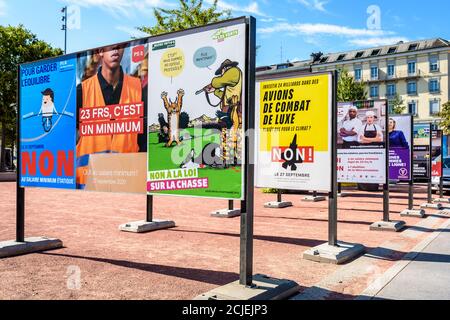 Die Plakate für die Volksabstimmung vom 20. September 2020 sind auf den Tafeln in einer Reihe in der Ebene des Plainpalais in Genf, Schweiz, zu sehen Stockfoto