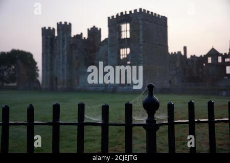 Cowdray Heritage. Ruinen des großen Tudor-Hauses, das 1793 durch einen Brand zerstört wurde. Gelegen auf dem Cowdray Park Estate Midhurst. Stimmungsvolle Ruinen Stockfoto