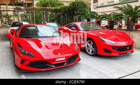 Monte-Carlo, Monaco. 10.09.2020 zwei rote Ferraris parkten auf der Straße in Monte-Carlo. Ferrari ist italienische Sportwagen. Stockfoto