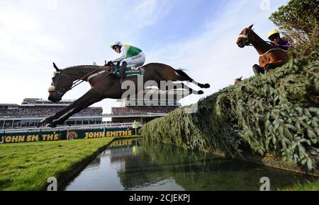 Ballabriggs springt den Wassersprung und gewinnt den Grand National mit Jockey Jamie Maguire. The Grand National, Aintree, Liverpool. Bild : MARK SCHMERZ Stockfoto