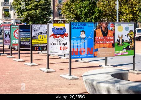 Die Plakate für die Volksabstimmung vom 20. September 2020 sind auf den Tafeln in einer Reihe in der Ebene des Plainpalais in Genf, Schweiz, zu sehen Stockfoto