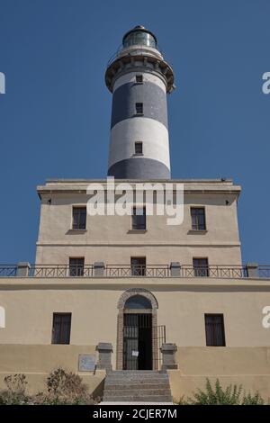 Frontalansicht des Leuchtturms auf den Kohlinseln (isola dei cavoli) Cagliari Sardinien Stockfoto