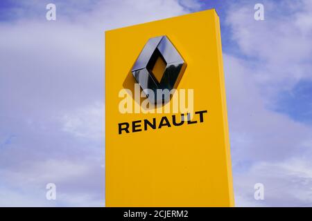 Bordeaux , Aquitaine / Frankreich - 04 16 2020 : renault Auto Zeichen Text Logo gelb Shop Händler Autohaus Auto in blauen Himmel französisch Stockfoto