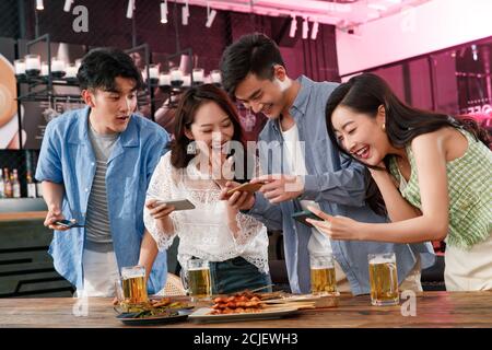 Junge Freunde machen Fotos während der Mahlzeiten Stockfoto