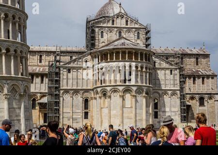 Pisa, Italien - 9. Juli 2017: Blick auf Touristen und die Kathedrale von Pisa auf der Piazza dei Miracoli Stockfoto