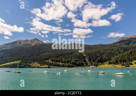 Boote auf dem Wasser des Reschensee, in der Nähe des Dorfes Reschen, Südtirol, Italien, vertäut Stockfoto