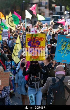 Protestler mit Plakat während des "Rebels for Amazonia"-aufstandsmarsches am Tag der indigenen Frauen, London, 5. September 2020 Stockfoto