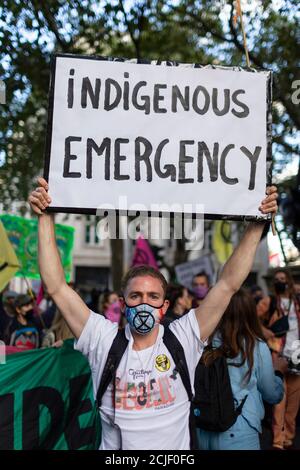 Protestler mit Plakat während des "Rebels for Amazonia"-aufstandsmarsches am Tag der indigenen Frauen, London, 5. September 2020 Stockfoto