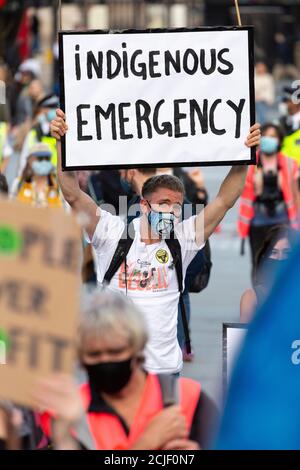 Protestler mit Plakat während des "Rebels for Amazonia"-aufstandsmarsches am Tag der indigenen Frauen, London, 5. September 2020 Stockfoto