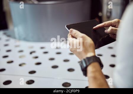 Junger Mann mit Tablet-Computer bei der Arbeit Stockfoto