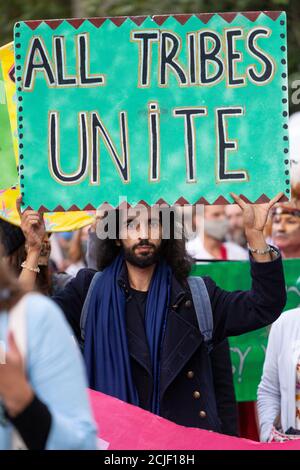 Protestler mit Plakat während des "Rebels for Amazonia"-aufstandsmarsches am Tag der indigenen Frauen, London, 5. September 2020 Stockfoto