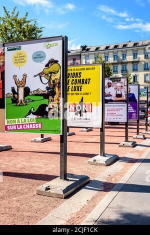 Die Plakate für die Volksabstimmung vom 20. September 2020 sind auf den Tafeln in einer Reihe in der Ebene des Plainpalais in Genf, Schweiz, zu sehen Stockfoto