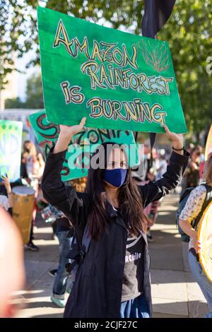 Mädchen mit Plakat während des "Rebels for Amazonia"-aufstandsmarsches am Tag der indigenen Frauen, London, 5. September 2020 Stockfoto