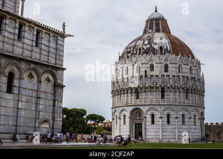 Pisa, Italien - 9. Juli 2017: Blick auf die Kathedrale von Pisa, das Baptisterium San Giovanni und Touristen auf der Piazza dei Miracoli Stockfoto