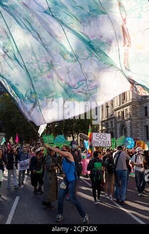 Die Flagge schwang über der Menge, Rebellen für Amazonien Rebellion march on Indigenous Womens Day, London, 5. September 2020 Stockfoto