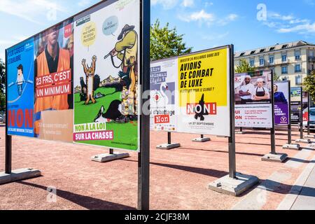 Die Plakate für die Volksabstimmung vom 20. September 2020 sind auf den Tafeln in einer Reihe in der Ebene des Plainpalais in Genf, Schweiz, zu sehen Stockfoto