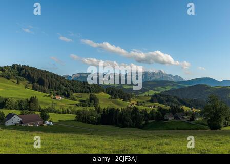 Das Appenzellerland mit Almen und Bauernhäusern, Blick auf die Alpsteinberge mit Saentis, Kanton Appenzell Innerrhoden, Schweiz Stockfoto