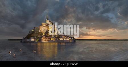 Panoramablick auf die Gezeiteninsel Mont Saint Michel bei Nacht bei Flut umgeben und seine mittelalterliche Abtei von Saint Michel. Normandie Frankreich. Das t Stockfoto