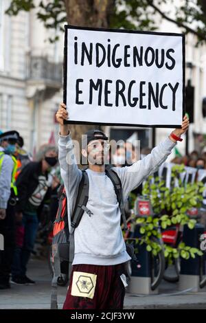 Protestler mit Plakat, 'Rebels for Amazonia' Extinction Rebellion march on Indigenous Womens Day, London, 5. September 2020 Stockfoto