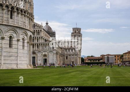 Pisa, Italien - 9. Juli 2017: Blick auf Touristen, Baptisterium San Giovanni, Kathedrale von Pisa und Schiefer Turm von Pisa auf der Piazza dei Miracoli Stockfoto