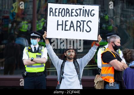 Protestler mit Plakat, 'Rebels for Amazonia' Extinction Rebellion march on Indigenous Womens Day, London, 5. September 2020 Stockfoto