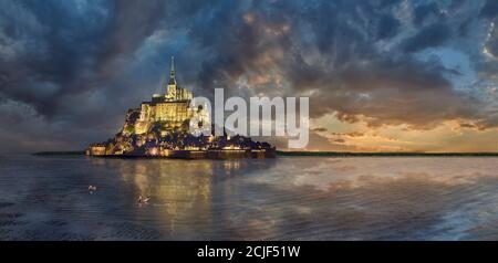 Panoramablick auf die Gezeiteninsel Mont Saint Michel bei Nacht bei Flut umgeben und seine mittelalterliche Abtei von Saint Michel. Normandie Frankreich. Das t Stockfoto