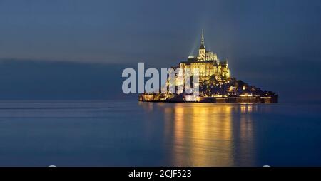 Panoramablick auf die Gezeiteninsel Mont Saint Michel bei Nacht bei Flut umgeben und seine mittelalterliche Abtei von Saint Michel. Normandie Frankreich. Das t Stockfoto