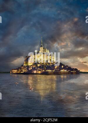 Panoramablick auf die Gezeiteninsel Mont Saint Michel bei Nacht bei Flut umgeben und seine mittelalterliche Abtei von Saint Michel. Normandie Frankreich. Das t Stockfoto