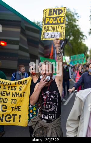 Protestler mit Plakat, 'Rebels for Amazonia' Extinction Rebellion march on Indigenous Womens Day, London, 5. September 2020 Stockfoto