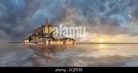 Malerische Sonnenuntergangsansicht der Gezeiteninsel Mont Saint Michel bei Flut umgeben und seine mittelalterliche Abtei von Saint Michel. Normandie Frankreich. Die Tid