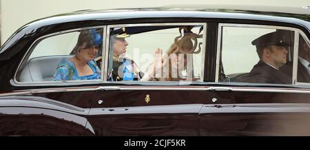 Prinzessin Eugenie, Prinzessin Beatrice und Prinz Andrew auf dem Weg zur Hochzeit von Prinz William und Catherine Middleton. PIC Credit : MARK SCHMERZ Stockfoto
