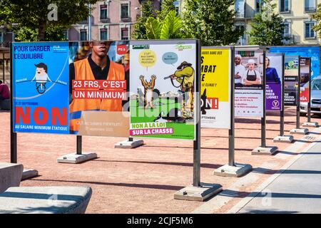 Die Plakate für die Volksabstimmung vom 20. September 2020 sind auf den Tafeln in einer Reihe in der Ebene des Plainpalais in Genf, Schweiz, zu sehen Stockfoto