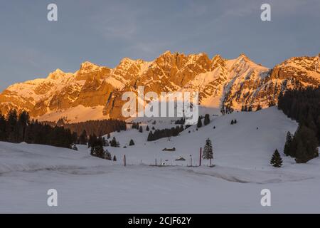 Alpstein-Massiv mit Saentis-Berg bei Sonnenuntergang, Winterlandschaft, Schwaegalp, Kanton Appenzell Äußere-Rhodos, Schweiz Stockfoto