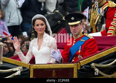 Catherine Middleton und Prinz William nach ihrer Hochzeit in Westminster Abbey, London. 29/4/2011. Bildnachweis: Mark Pain / Alamy Stockfoto