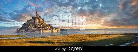 Malerische Aussicht auf die Gezeiteninsel Mont Saint Michel bei Flut umgeben und seine mittelalterliche Abtei von Saint Michel. Normandie Frankreich. Die Gezeiten variieren Stockfoto