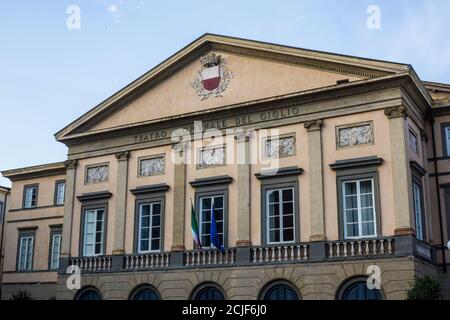 Lucca, Italien - 9. Juli 2017: Blick auf das Teatro del Giglio auf der Piazza del Giglio, Altstadt von Lucca Stockfoto