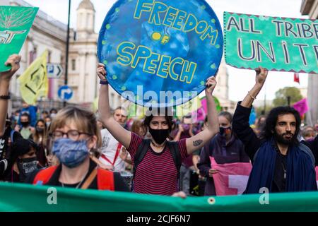 Protestler mit Plakat, 'Rebels for Amazonia' Extinction Rebellion march on Indigenous Womens Day, London, 5. September 2020 Stockfoto