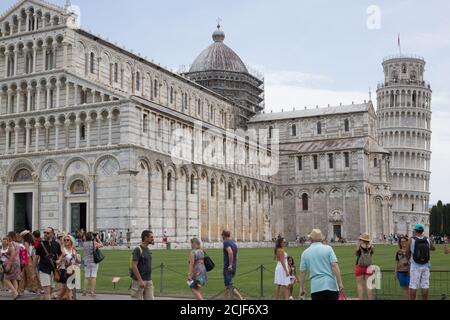 Pisa, Italien - 9. Juli 2017: Blick auf die Kathedrale von Pisa, den Schiefen Turm und Touristen auf der Piazza del Duomo Stockfoto