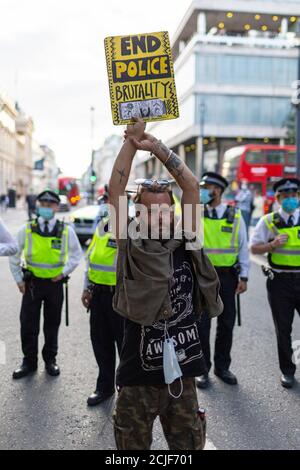 Protestler hält Plakat, "Rebels for Amazonia" Auslöschung Rebellion march on Indigenous Womens Day, London, 5. September 2020 Stockfoto