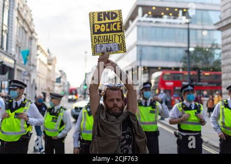 Protestler hält Plakat, "Rebels for Amazonia" Auslöschung Rebellion march on Indigenous Womens Day, London, 5. September 2020 Stockfoto