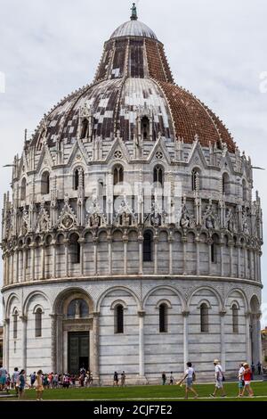 Pisa, Italien - 9. Juli 2017: Blick auf San Giovanni Baptisterium und Touristen auf der Piazza del Duomo Stockfoto