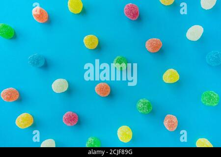 Candy-Muster auf blauem Hintergrund. Flaches Lay-Layout. Stockfoto