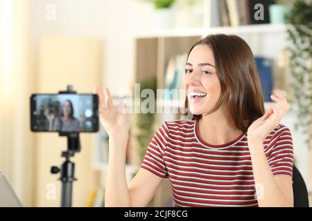 Glücklicher Influencer, der zu Hause mit einem Smartphone Videos aufzeichnet Stockfoto