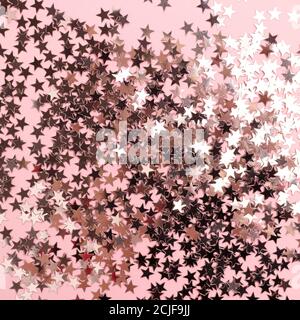 Textur der Sterne glitzern auf rosa Pastellhintergrund. Monochromatisches Konzept. Stockfoto