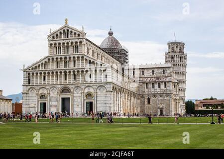 Pisa, Italien - 9. Juli 2017: Blick auf die Kathedrale von Pisa, den Schiefen Turm und Touristen auf der Piazza del Duomo Stockfoto