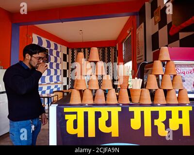 DISTRIKT KATNI, INDIEN - 29. JANUAR 2020: Ein indischer professioneller Büroleiter, der Kulad-Tee an einem Markentee-Stand hat. Stockfoto