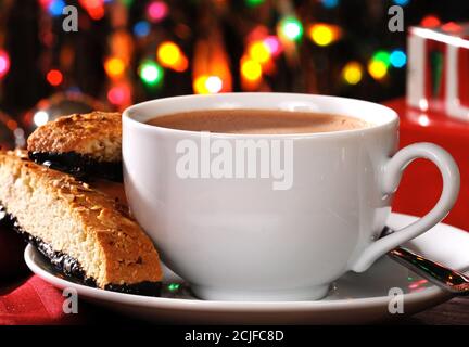 Eine dampfende heiße Tasse Mokka Latte mit Mandelschokolade biscotti Stockfoto